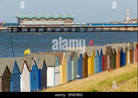 Cabine sulla spiaggia, sul lungomare, Herne Bay, Kent, Regno Unito Foto Stock