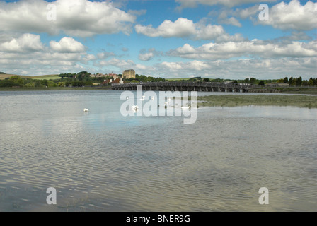 Il fiume Adur con il vecchio ponte a pedaggio e Lancing College in background - Shoreham-By-Mare, West Sussex. Foto Stock