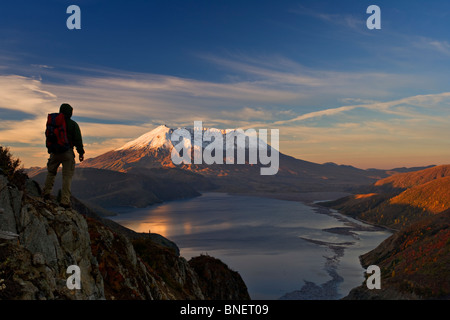 Escursionista si gode di vista di autunno Mt. Sant Helens vulcano da vicino l'indipendenza pass. Foto Stock