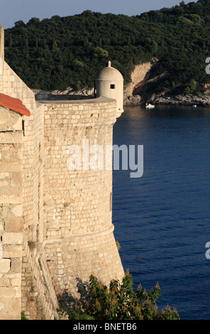 I bastioni della città fortificata a parete che si affacciano sul mare e isola di Lokrum intorno all'area della Città Vecchia di Dubrovnik, Croazia Foto Stock