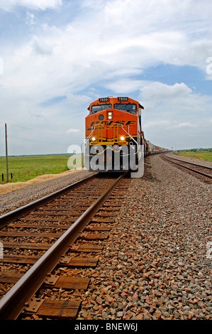 BNSF motori treno inattive e in attesa di essere dato luce verde per alta velocità viaggiano in successive riprese sfocate Foto Stock