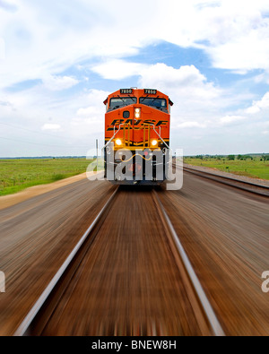 BNSF motori treno inattive e in attesa di essere dato luce verde per alta velocità viaggiano in successive riprese sfocate Foto Stock