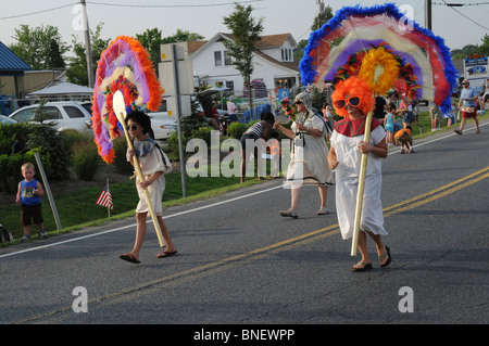 Alcuni dei gruppi comunitari di partecipare al Deale volontario dei Vigili del Fuoco parade Foto Stock