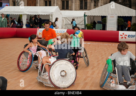 Parigi, Francia, sport per disabili francesi, studenti che giocano a pallacanestro in sedia a rotelle, esercizi per esigenze speciali, strada, sedie a rotelle, scuola secondaria, bambini, parco sportivo all'aperto di Parigi Foto Stock