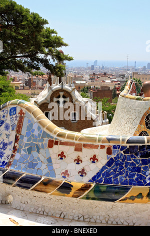 Vista della città dal Parco Güell, progettato dall architetto catalano Antoni Gaudí, costruito nel 1900 al 1914. Barcellona Catalonia Spagna Foto Stock