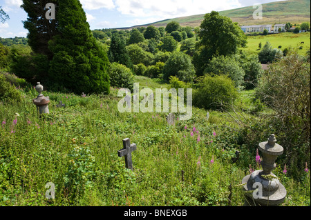 Incolto cimitero accanto al Centro del Patrimonio Mondiale in Blaenavon Lancaster Galles del Sud delle Valli REGNO UNITO Foto Stock