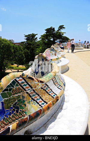 Parco Güell, progettato dall architetto catalano Antoni Gaudí, costruito nel 1900 al 1914. Barcellona Catalonia Spagna Foto Stock