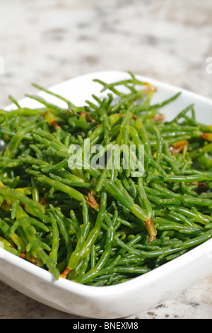 Appena raccolto Norfolk Samphire in una carta bianca comune e nuova ciotola. Foto Stock