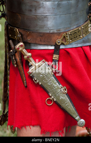 I soldati romani pugio (piccolo pugnale) indossato intorno i rifiuti di un rivivere soldato romano. Regno Unito Foto Stock