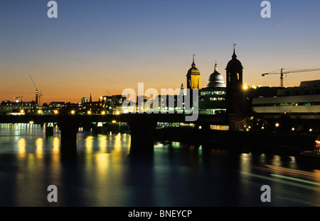 Vista del fiume Tamigi, Canon Street station torri e la Cattedrale di St Paul e la cupola dal London Bridge, London, Regno Unito Foto Stock
