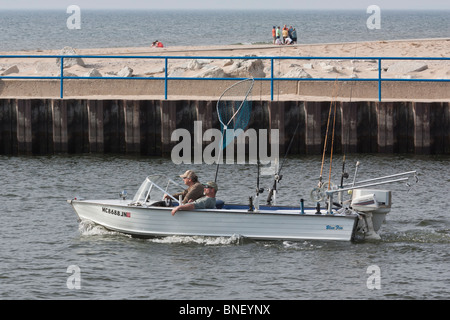 Due pescatori navigano in barca a motore per catturare pesci al Lago Michigan MI nel porto di Holland nella contea di Ottawa, vendita su Alamy negli USA US, ad alta risoluzione Foto Stock