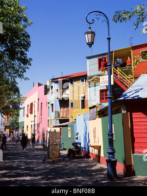 A tinte pastello di edifici colorati, Caminito Street, La Boca, Buenos Aires, Argentina Foto Stock