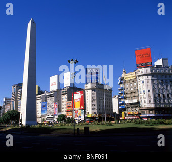 Obelisco in Avenida 9 de Julio, El Centro, Buenos Aires, Argentina Foto Stock