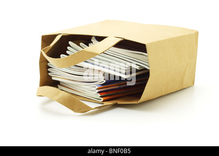 Libri in sacchetto di carta giacente su sfondo bianco Foto Stock