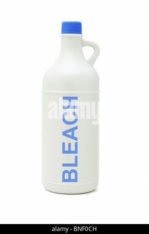 Bottiglia di plastica di candeggina di famiglia su sfondo bianco Foto Stock