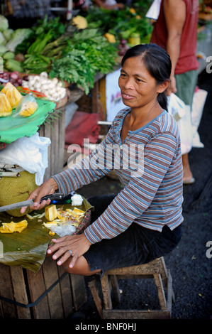 Mercato del carbonio Sales Lady Cebu Filippine Foto Stock