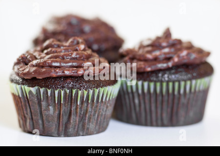 In casa tortini di cioccolato su uno sfondo bianco. Foto Stock