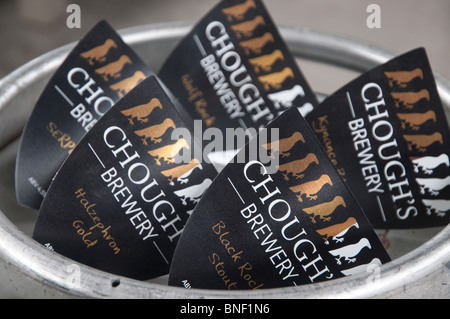 Nuovo design pumpclips da il gracchio corallino brewery, Cornwall, seduto sulla cima di un barile di birra. Foto Stock