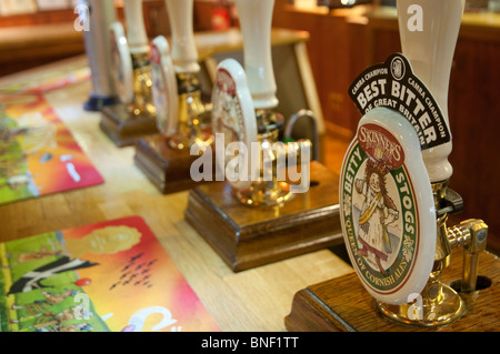 Selezione di Skinner's handpumps nella barra di visitatori presso la birreria, Truro, Cornwall. Foto Stock