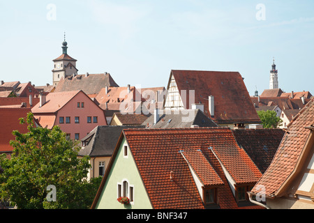 Vista panoramica della città dal Medioevo parete ad anello, Rothenburg ob der Tauber, Franconia, Germania. Case dipinte con tetti in tegole rosse. Torre Bianca. Della torre del municipio. Foto Stock