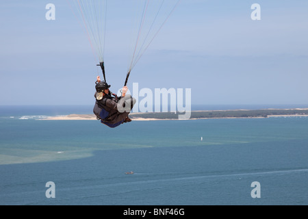 Parapendio volando sopra la costa di Dune du Pyla vicino Arachon Francia Foto Stock
