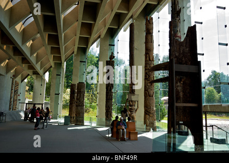 I visitatori in grand west coast Aboriginal Prime Nazioni del totem pole exhibition hall presso il Museo di Antropologia di UBC Foto Stock