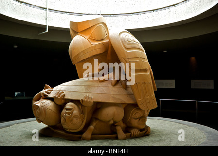 Giallo scolpito in legno di cedro scultura il corvo ed i primi uomini da Haida artista BIll Reid a Vancouver Museo di Antropologia di UBC Foto Stock