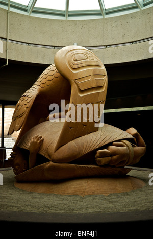 Giallo scolpito in legno di cedro scultura il corvo ed i primi uomini da Haida artista BIll Reid a Vancouver Museo di Antropologia di UBC Foto Stock