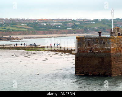 La bassa marea attraversando da St.Michael's Mount,Cornwall,UK. Foto Stock