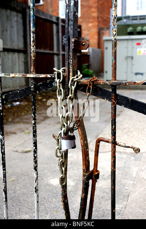 Bloccato cancello di ferro Foto Stock