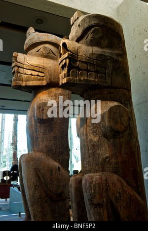 Rossa intagliata in legno di cedro west coast Aboriginal Prime Nazioni del totem pole benvenuti post Museo di Antropologia di UBC Foto Stock