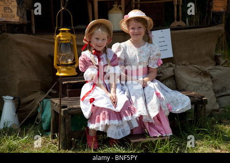 Due giovani ragazze in abiti tradizionali inizio americana Pioneer settlers homestead vagone famiglia REGNO UNITO Foto Stock