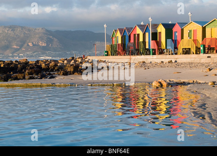 Pittoresca spiaggia di capanne riflettendo in acqua, San Giacomo, Kalk Bay, Provincia del Capo Occidentale, Sud Africa. Foto Stock