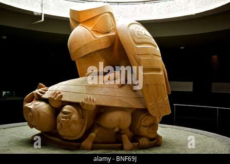 Giallo scolpito in legno di cedro scultura il corvo ed i primi uomini da Haida artista BIll Reid a Vancouver Museo di Antropologia di UBC Foto Stock