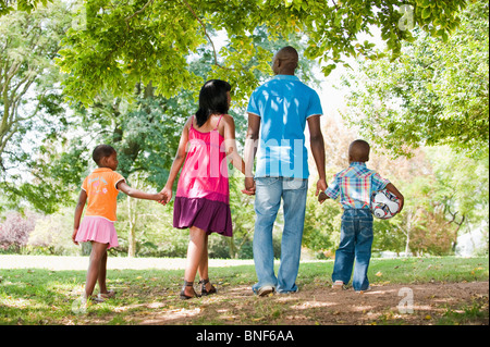 Famiglia con bambini (4-8) passeggiate nel parco, Johannesburg, provincia di Gauteng, Sud Africa Foto Stock