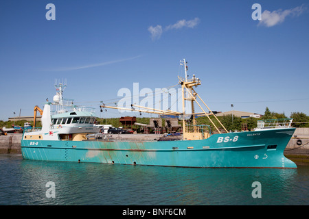 Valente di una draga ad aspirazione di mitilo ormeggiata al Porto Penrhyn appena ad est di Bangor Galles del Nord Foto Stock