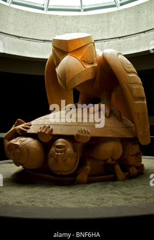 Giallo scolpito in legno di cedro scultura il corvo ed i primi uomini da Haida artista BIll Reid a Vancouver Museo di Antropologia di UBC Foto Stock