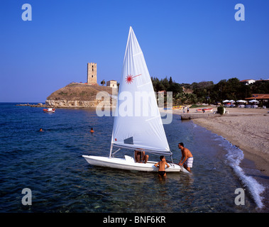 La torre di San Paolo che si affaccia sulla spiaggia del resort di Nea Fokea (Calcidica) sulla costa est della penisola Kassandra Foto Stock