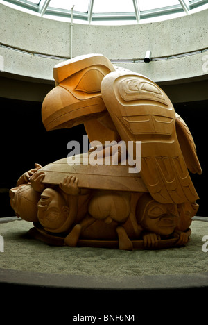 Giallo scolpito in legno di cedro scultura il corvo ed i primi uomini da Haida artista BIll Reid a Vancouver Museo di Antropologia di UBC Foto Stock