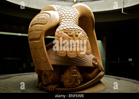 Giallo scolpito in legno di cedro scultura il corvo ed i primi uomini da Haida artista BIll Reid a Vancouver Museo di Antropologia di UBC Foto Stock