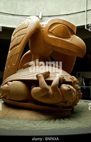 Giallo scolpito in legno di cedro scultura il corvo ed i primi uomini da Haida artista BIll Reid a Vancouver Museo di Antropologia di UBC Foto Stock