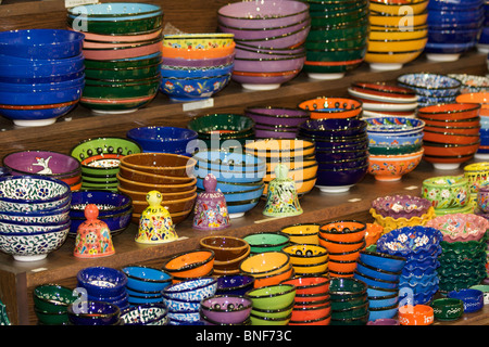 Pile di vivacemente colorate ciotole smaltate con decorazioni tradizionali in bancarelle del mercato che circonda il Bazar delle Spezie, Istanbul Foto Stock