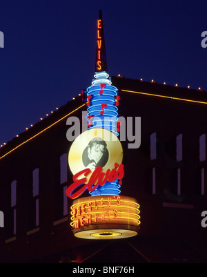 Elvis Presley restaurant sign al crepuscolo, Beale Street Beale Street District, Memphis, Tennessee, Stati Uniti d'America Foto Stock