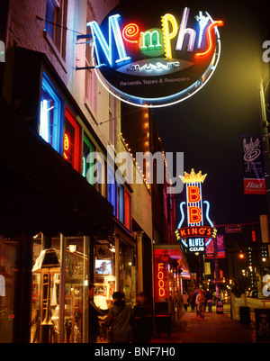 Beale Street di notte, Beale Street District, Memphis, Tennessee, Stati Uniti d'America Foto Stock