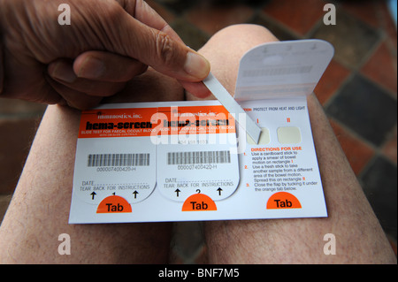 Uomo che usa il cancro intestinale test di screening Inghilterra UK NHS screening kit di test Foto Stock