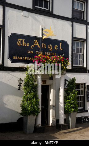 L'Angelo sul ponte è un ben noto punto di riferimento e di public house, un pub sul ponte a Henley on Thames . Foto Stock