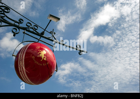 Il cricket pallina sospesa contro una Summer Blue Sky è il pub pensili segno della lunga Hop public house di Meopham Kent REGNO UNITO. Foto Stock