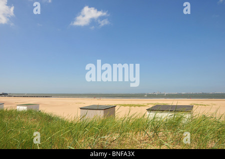 La vasta spiaggia di sabbia e spiaggia di capanne a Breskens, Zeeland, Olanda Foto Stock