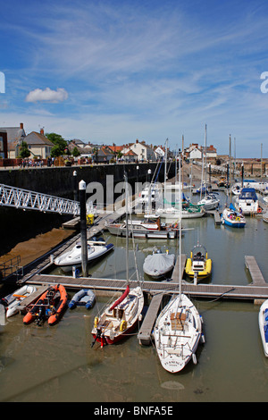 Le barche nel porto Marina di Watchet Somerset Foto Stock