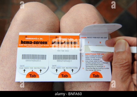 Uomo che usa il cancro intestinale test di screening Inghilterra UK NHS screening kit di test Foto Stock